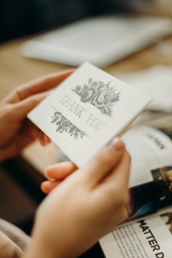 Comment créer une carte de remerciement pour des obsèques ?